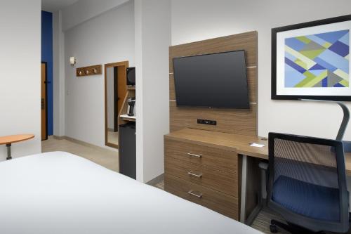 Holiday Inn Express San Antonio North Riverwalk Area an IHG Hotel - image 2