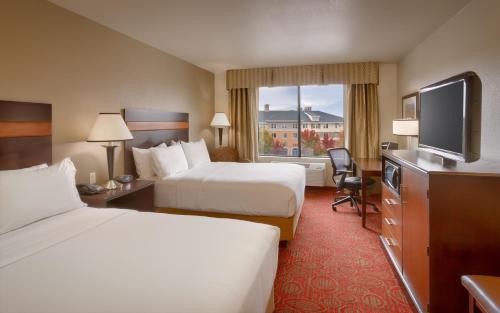 2 queen beds