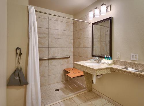 King Room - Hearing Accessible - Roll-in Shower