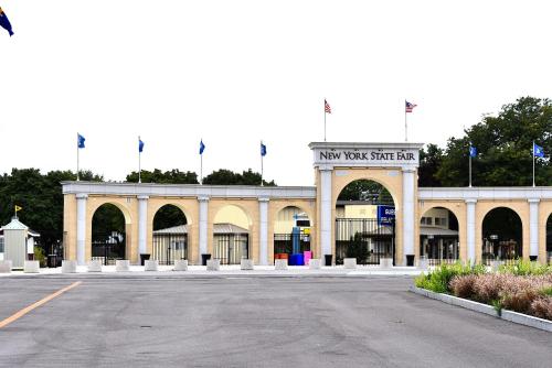 Holiday Inn Express Syracuse-Fairgrounds an IHG Hotel - image 9