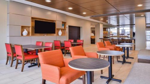 Holiday Inn Express & Suites - Parkersburg East, an IHG Hotel