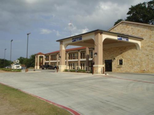 . EXECUTIVE INN & SUITES