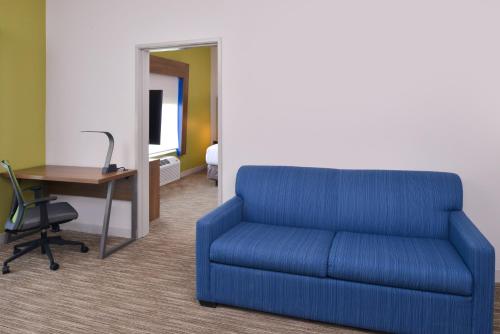 Holiday Inn Express & Suites - Omaha - 120th and Maple, an IHG Hotel