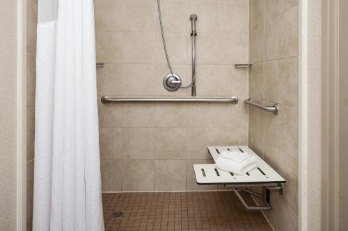 King Room - Mobility Access/Roll in Shower - Non-Smoking