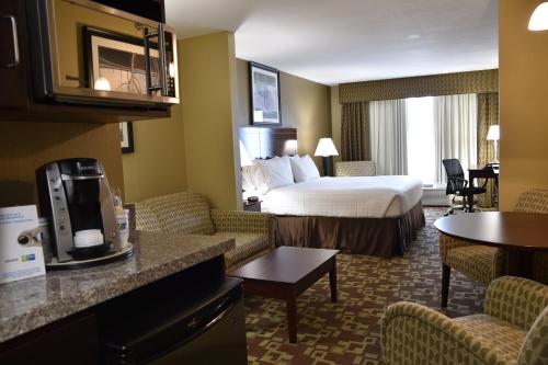 Holiday Inn Express Hotel & Suites St. Charles, an IHG Hotel