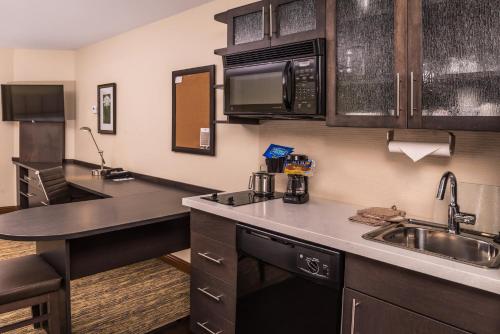 Candlewood Suites Kansas City an IHG Hotel - image 7