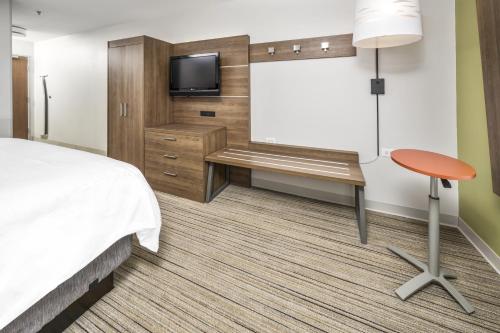 Holiday Inn Express Chicago Northwest-Vernon Hills, an IHG Hotel