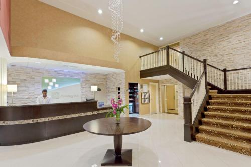 大堂, Armoni Inn & Suites in 奧蘭治堡