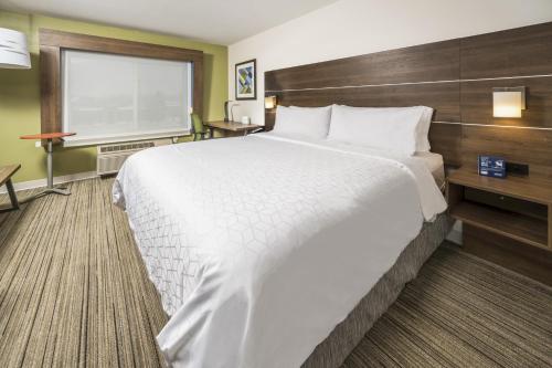 Holiday Inn Express Chicago Northwest-Vernon Hills