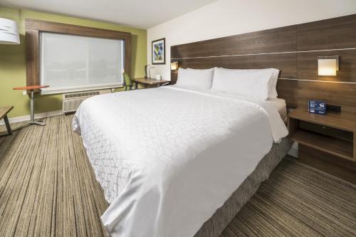 Holiday Inn Express Chicago Northwest-Vernon Hills By IHG in Vernon Hills