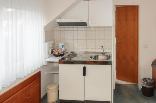 ห้องครัว, Alfa Apartment Hotel in นอย-อิเซนบูร์ก