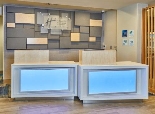 Holiday Inn Express Hotel & Suites Medford-Central Point, an IHG Hotel