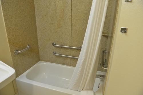 Bathroom, Candlewood Suites Melbourne-Viera in Melbourne (FL)