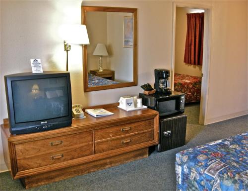 Days Inn by Wyndham Burns - image 11