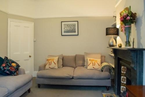 Cosy 2 Bed Ground Floor Flat In London, , London