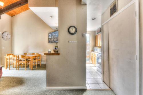 Lake Forest Villa - image 8