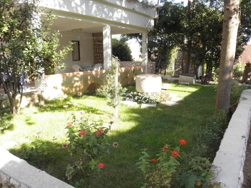 Apartments Ivo - with nice garden - Location saisonnière - Pag