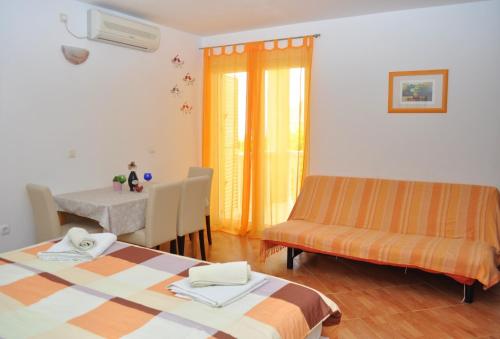 Apartments Ivi - big parking and courtyard