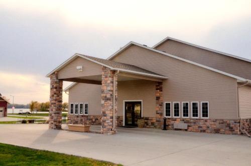 Cobblestone Inn & Suites - Lake View