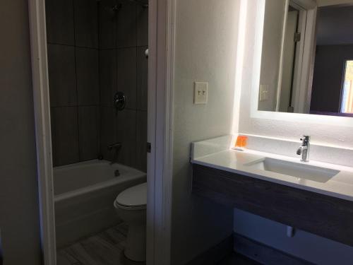 Days Inn & Suites by Wyndham Charleston Airport West in Charleston, USA