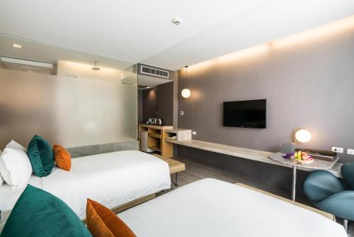 Club Luxx Double or Twin Room image 10