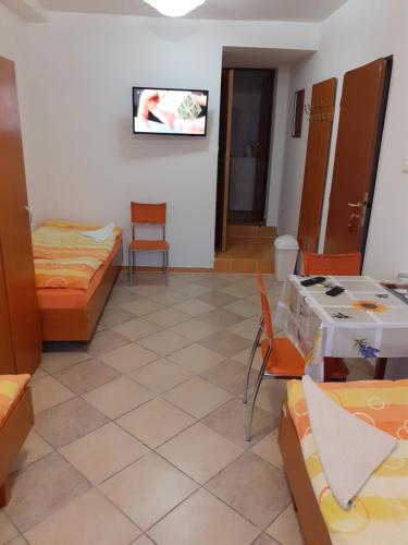 Ubytovňa a penzión Tavros (Ubytovna a penzion Tavros) in 日利纳