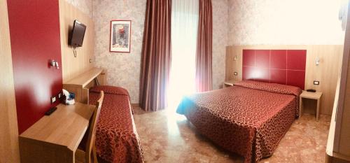 1 queen bed, 1 twin bed
