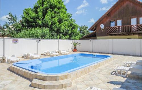  Stunning apartment in Balatonelle w/ Outdoor swimming pool and 2 Bedrooms, Unterkunft in Balatonlelle