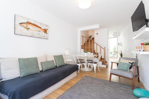  FLH Ericeira Cozy House with Terrace, Unterkunft in Ericeira