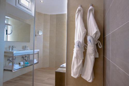 Deluxe Suite with Spa Bath image 4