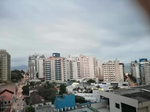 Apartamento no centro do Florianopolis. todos os moveis e ventiladores, Wi-Fi, cozinha completa, Aco
