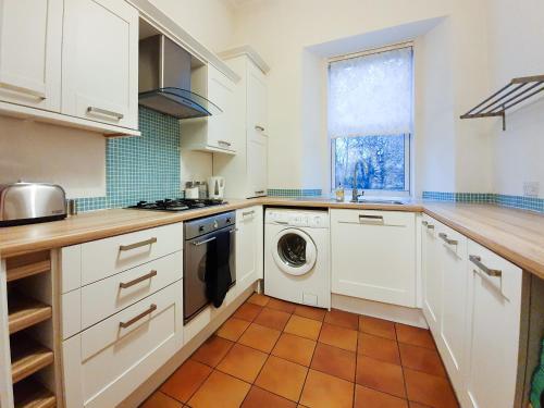 Linburn House Apartment - Tap to explore photos