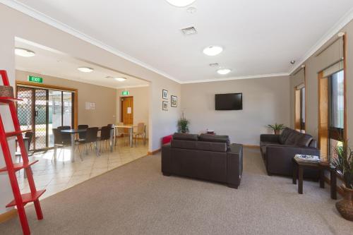 صالة مشتركة/ منطقة التلفزيون, Sandhurst Motel in Carrum Downs