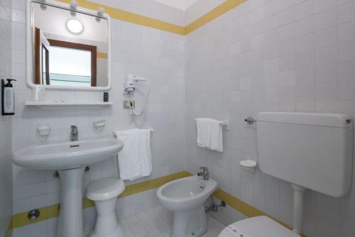 Basic Double Room image 6