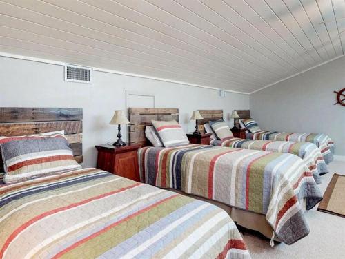 West Beach Bungalow by Meyer Vacation Rentals - image 5