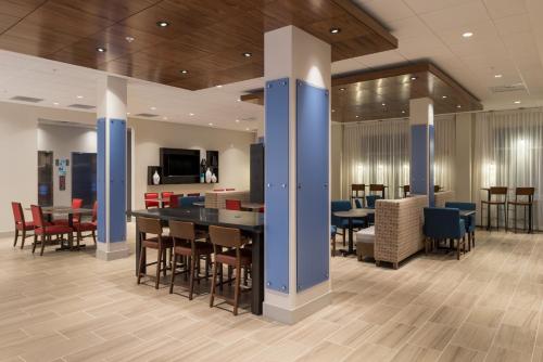 Food and beverages, Holiday Inn Express Troy in Troy (IL)