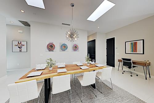 New-Build Beauty with Pool Spa & Mountain Views home - image 4