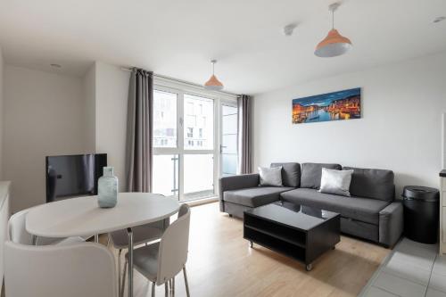 Luxury Apartment With City View, , London