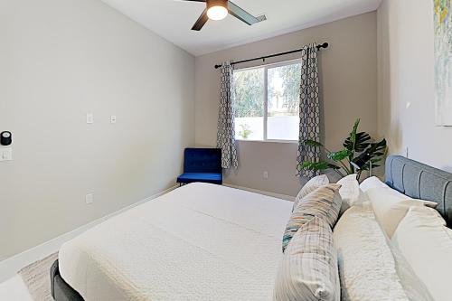 New-Build Beauty with Pool Spa & Mountain Views home - image 9