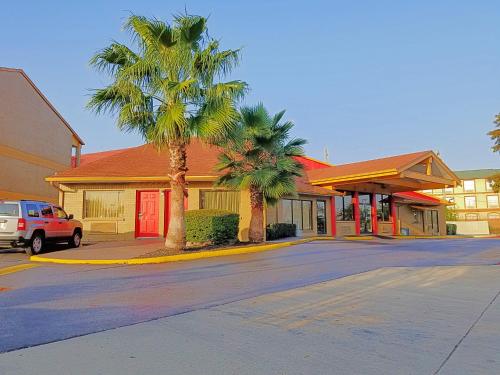 Howard Johnson by Wyndham Houston Hobby - main image
