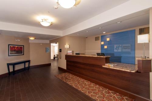 Holiday Inn Express Vernon-Manchester, an IHG Hotel