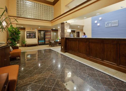 Lobby, Holiday Inn Express Hotel Union City in Union City (CA)