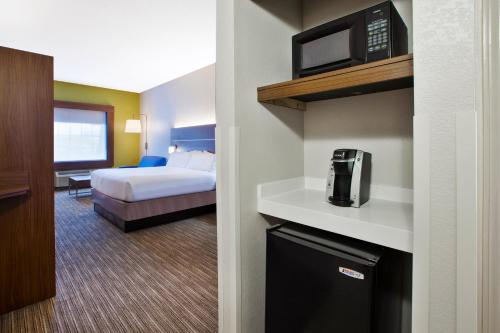 Holiday Inn Express Hotel & Suites Alcoa Knoxville Airport