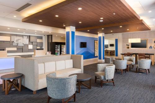 Lobby, Holiday Inn Express Visalia - Sequoia Gateway Area in Visalia (CA)