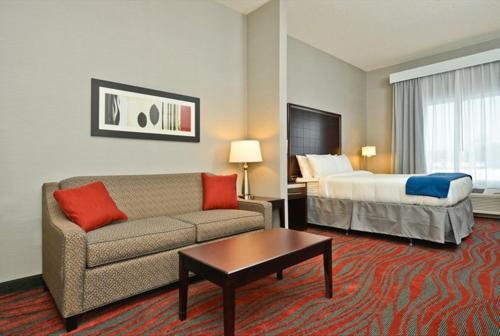 Holiday Inn Express & Suites Utica