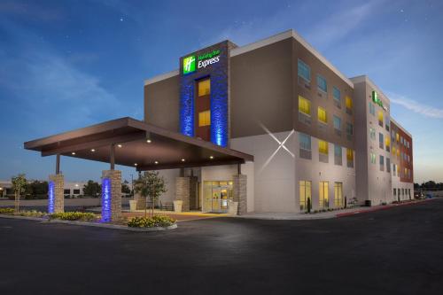 Holiday Inn Express Visalia-Sequoia Gateway Area, an IHG Hotel