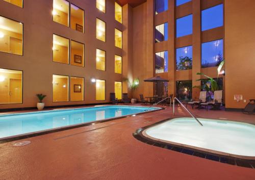 Swimming pool, Holiday Inn Express Hotel Union City in Union City (CA)