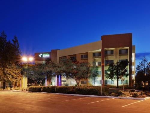 Exterior view, Holiday Inn Express Hotel Union City in Union City (CA)
