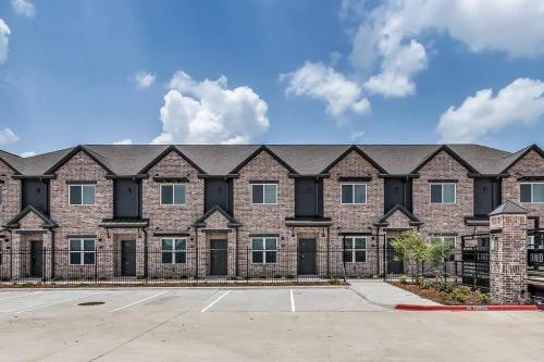 Stunning New 2/2.5 Condo in College Station-#305 - main image