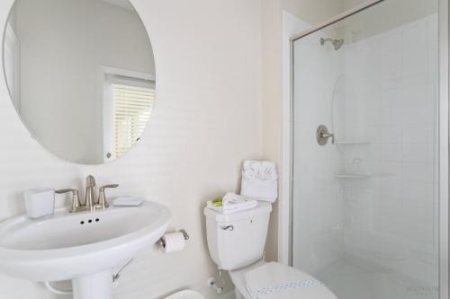 Modern 6-Bedroom Home - image 2
